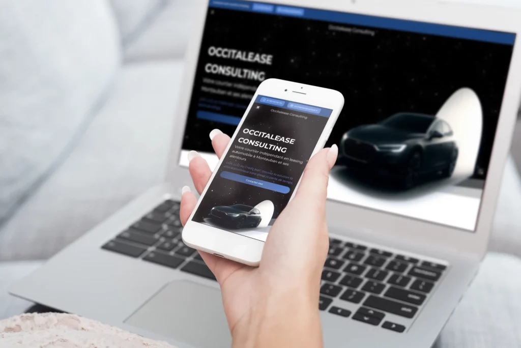 Mockup-pc-et-tel-Occitalease Mockup du site internet Occitalease Consulting affiché sur smartphone devant un ordinateur portable, création Terre Bleue
